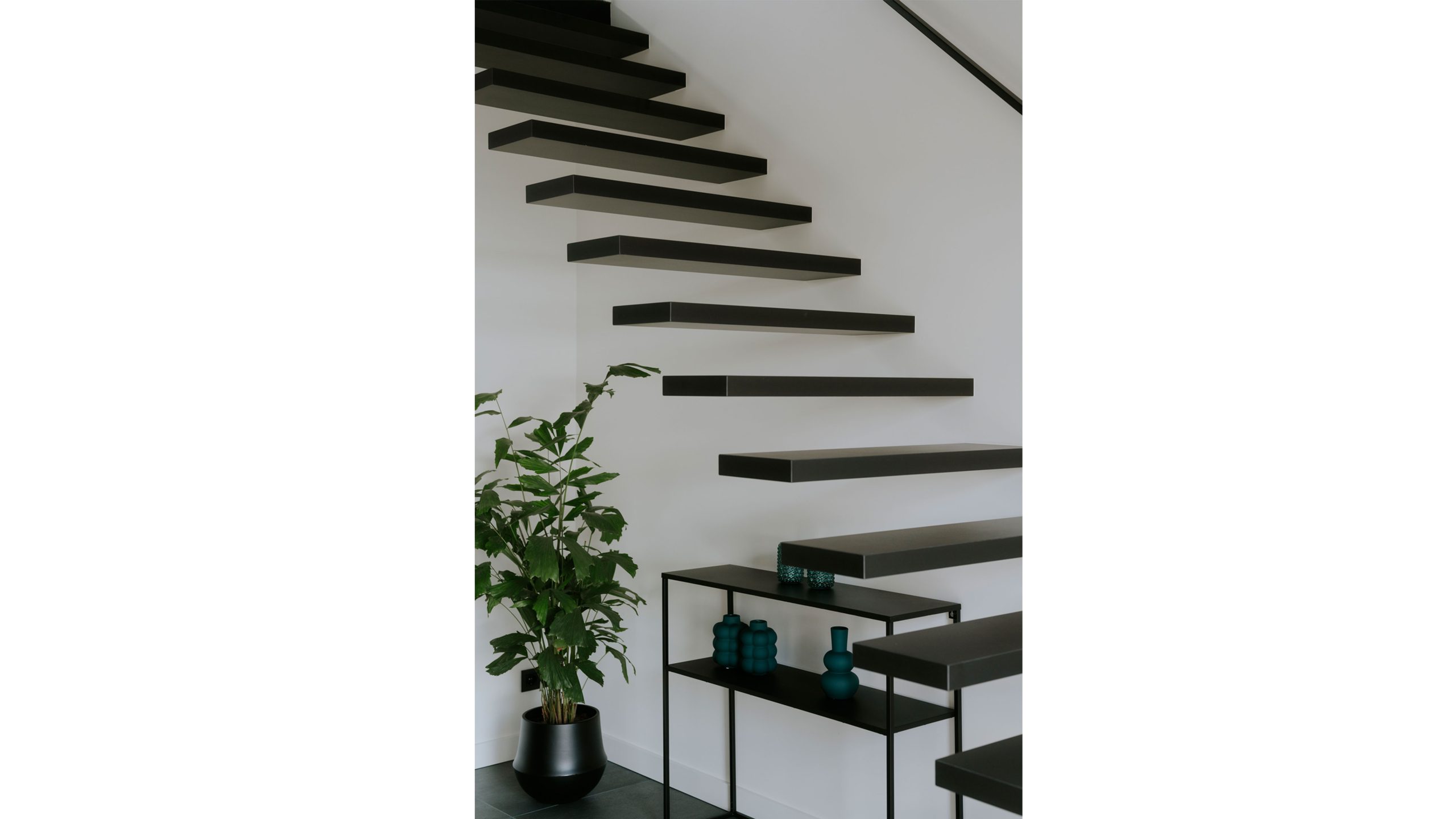 Interieur ontwerp nieuwvouw villa zwevende trap